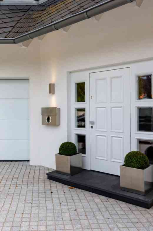 Renovierung Garagentor und Haustür schlicht weiß